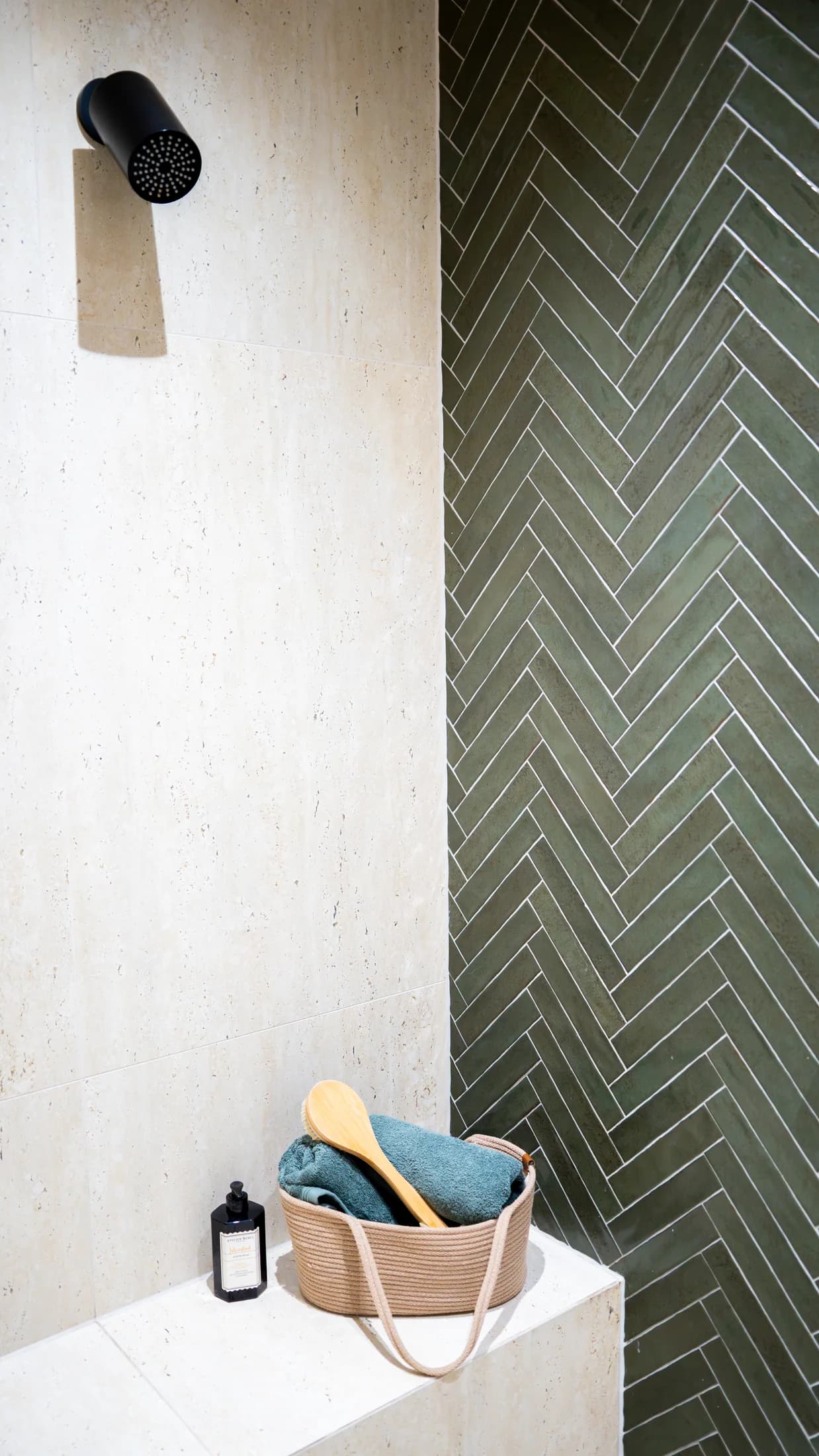 Warm interieur met natuursteenlook en groene visgraattegels