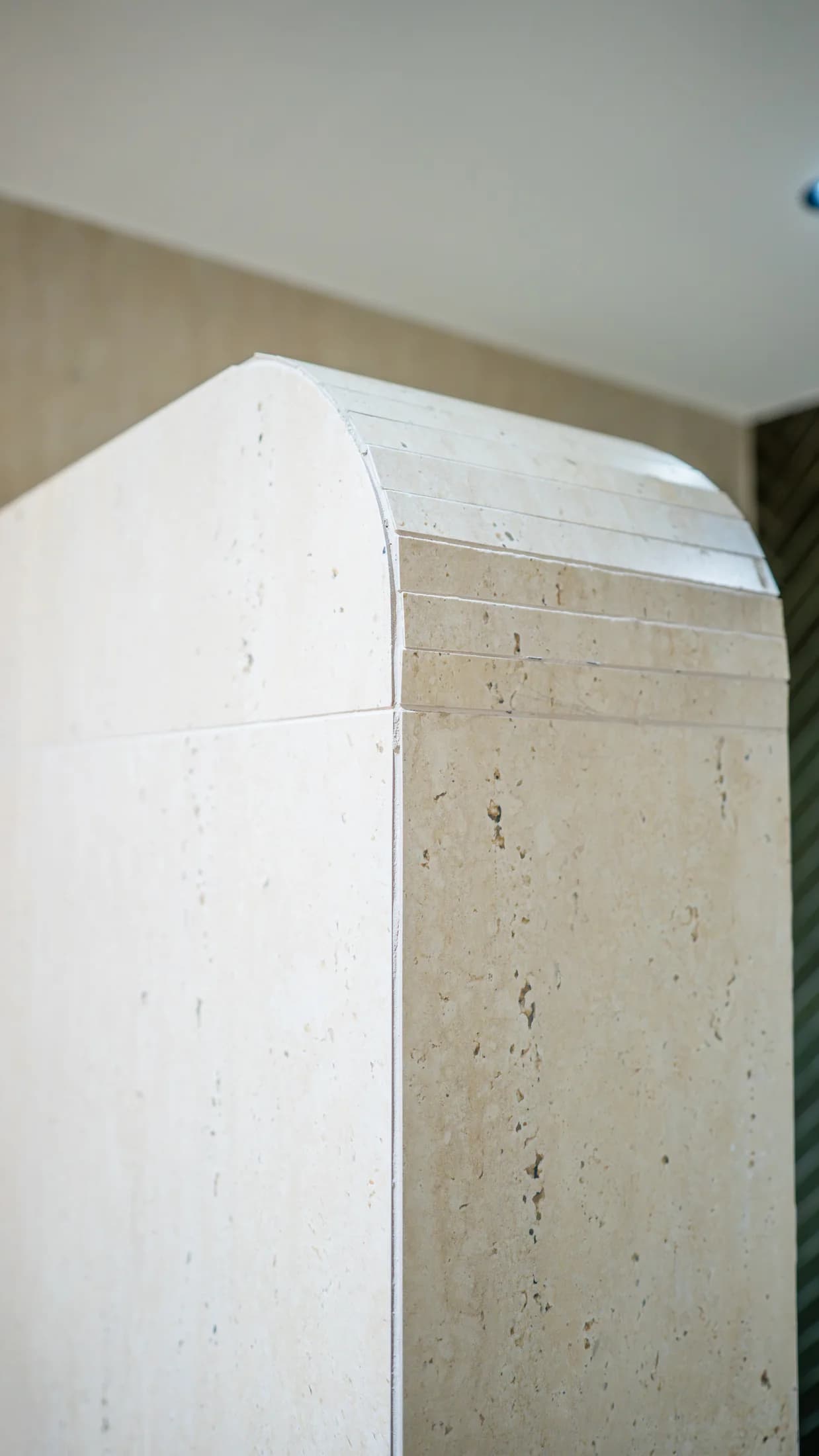 Warm interieur met natuursteenlook en groene visgraattegels