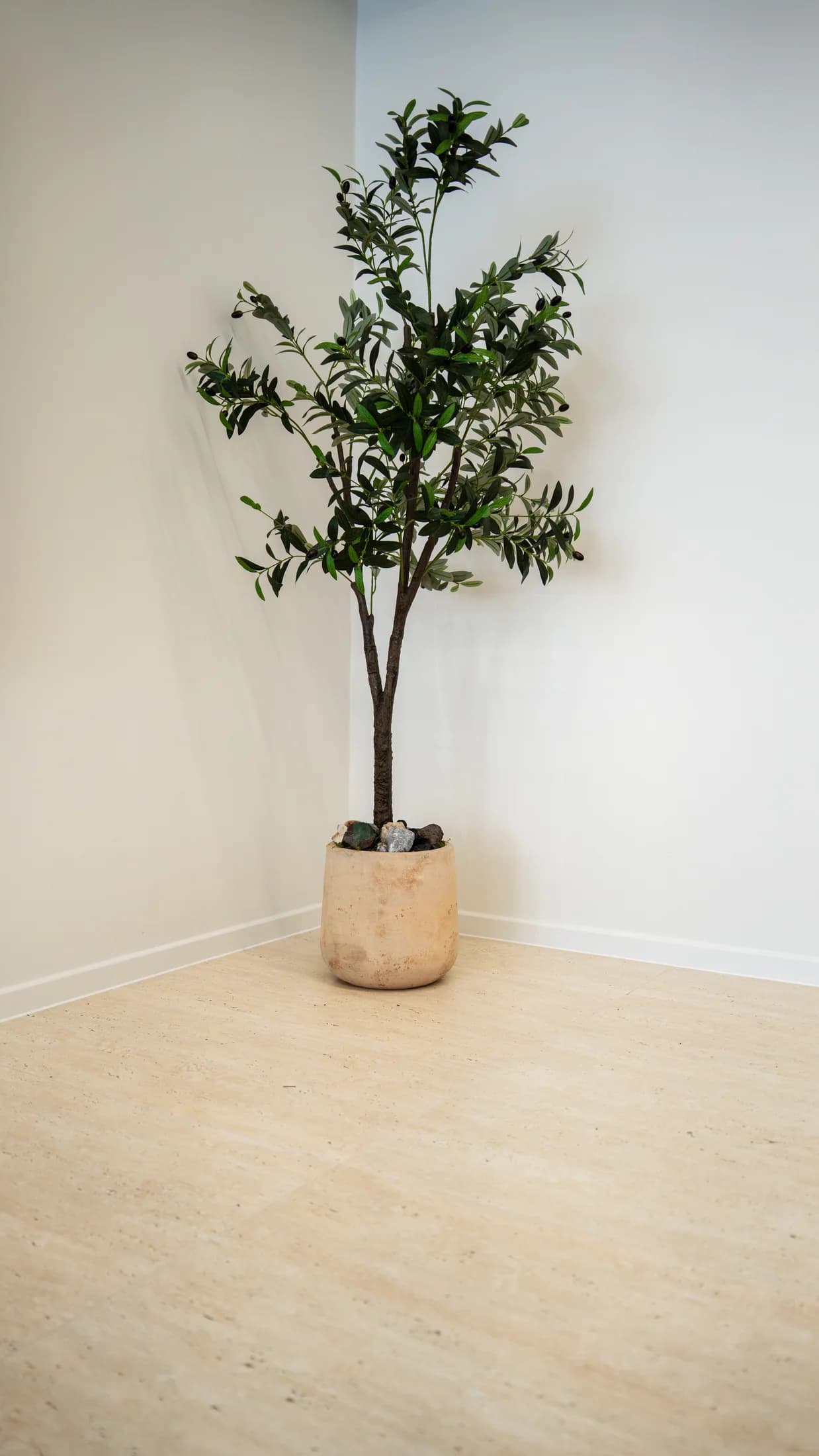 Warm interieur met natuursteenlook en groene visgraattegels