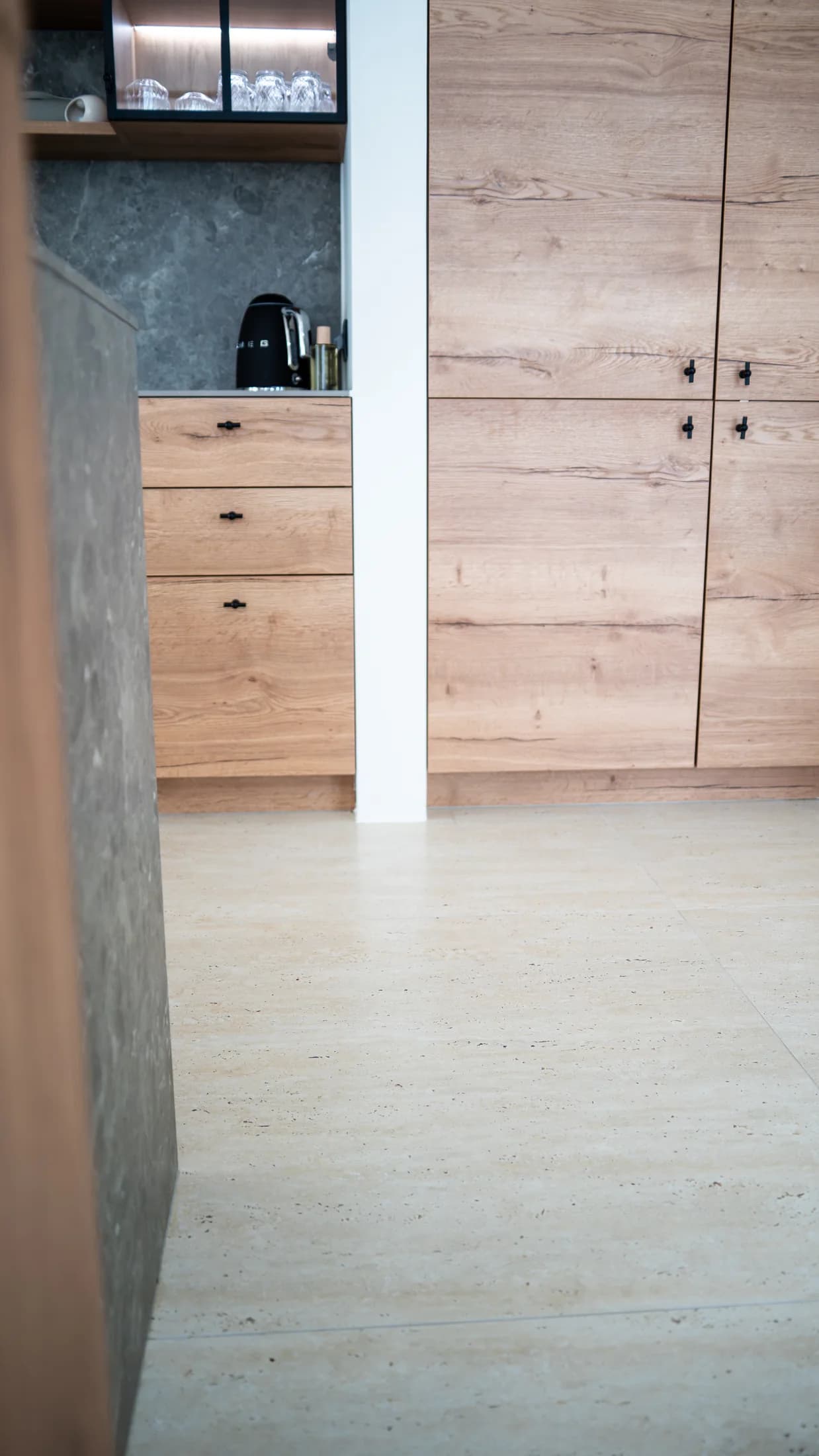 Warm interieur met natuursteenlook en groene visgraattegels