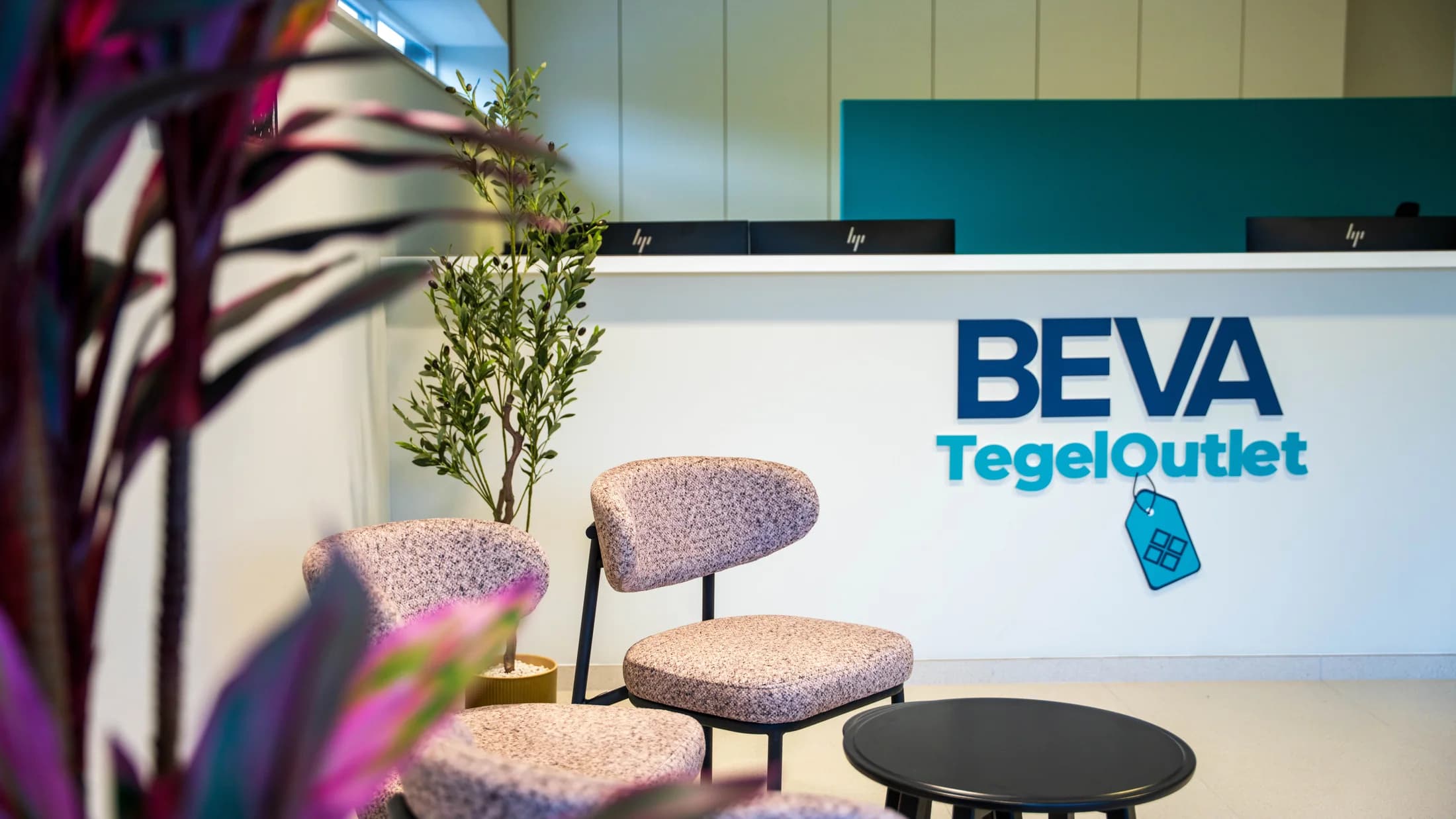 Rustige natuursteentinten in de showroom
